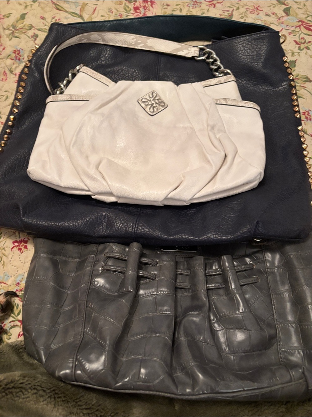 Vera Wang White Women’s Shoulder Bag with Chain Accent